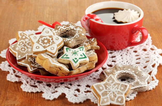 Dolcetti di Natale sul piatto e tazza di caffè sul primo piano tavolo in legno