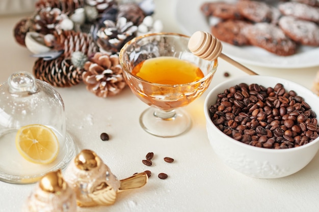 Dolcetti di Natale sul tavolo: cupcake, torta nuda, biscotti e caffè con miele