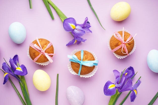 Dolcetti pasquali, cupcakes colorati e fiori Iris su rosa