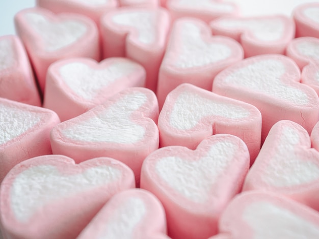 Dolci a forma di cuori di marshmallow rosa bianco.