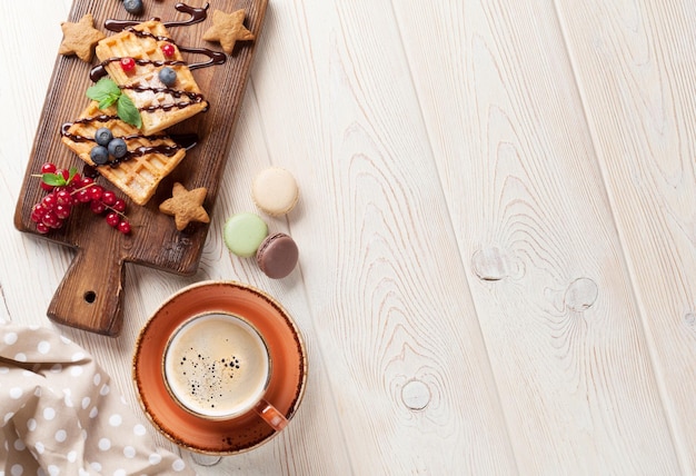 Dolci al caffè e cialde con frutti di bosco