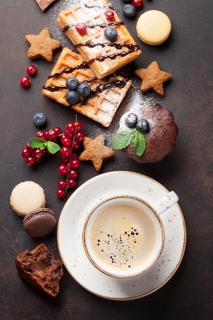 Dolci al caffè e cialde con frutti di bosco