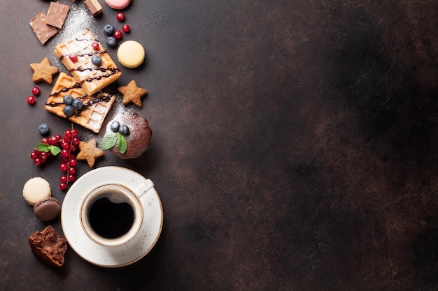 Dolci al caffè e cialde con frutti di bosco