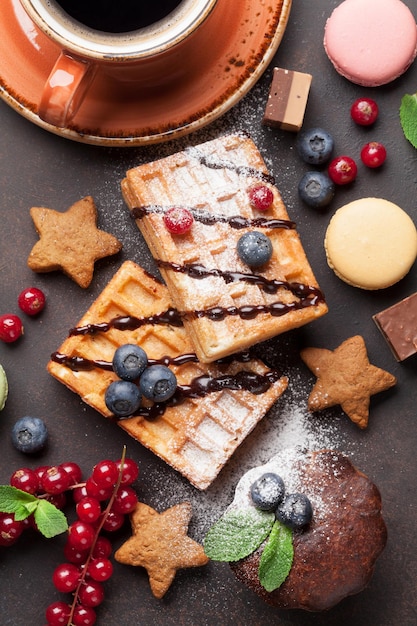 Dolci al caffè e cialde con frutti di bosco