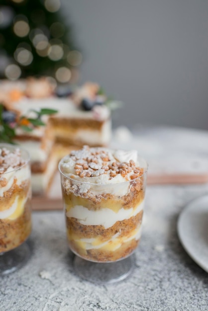 Dolci al caramello in tazze trasparenti sul tavolo