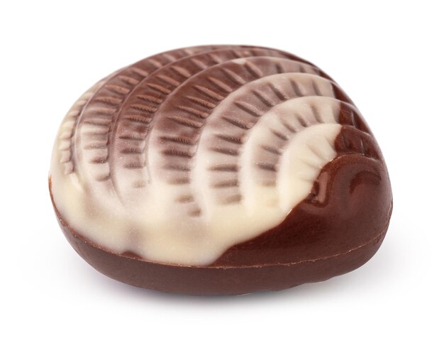 Dolci al cioccolato a forma di conchiglie isolate su sfondo bianco