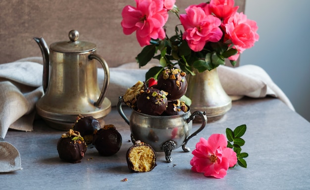 Dolci al cioccolato fatti a mano vegani, palline, con arancia