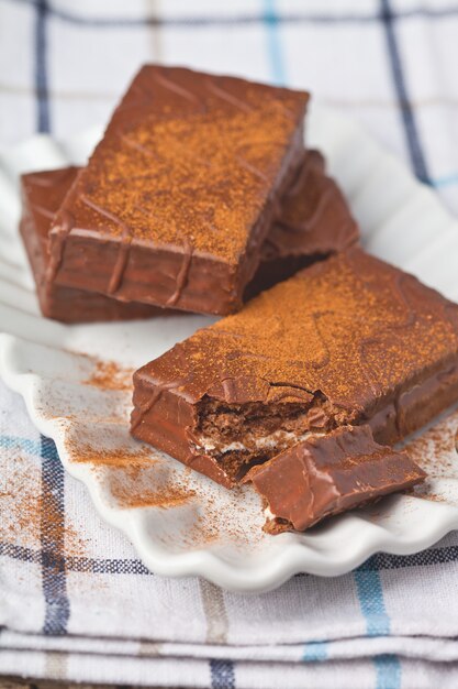 Dolci al cioccolato fondente su un piatto