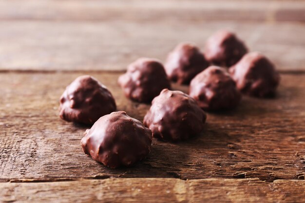 Dolci al cioccolato su sfondo di legno