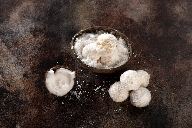 Dolci al cocco fatti in casa Tartufi e noci di cocco fresche grattugiate