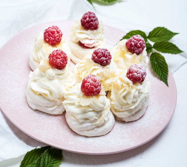 Dolci al forno fatti di bianco d&#39;uovo e panna montata bianca