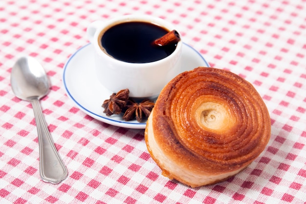 Dolci al miele arrotolati con caffè