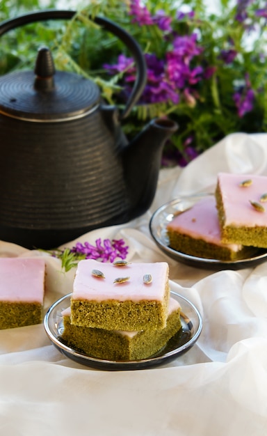 Dolci al tè verde Matcha con semi di glassa al cioccolato bianco con tè