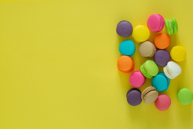 Dolci amaretti colorati su sfondo gialloDolci e colorati amaretti francesi o amaretti su yel