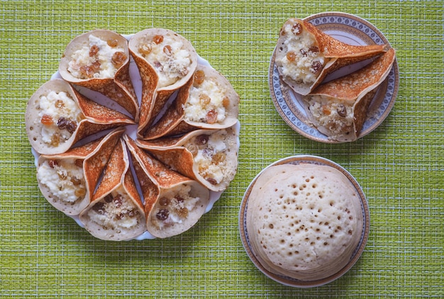 Dolci arabi. Pancake arabo farcito con formaggio dolce e pistacchi.