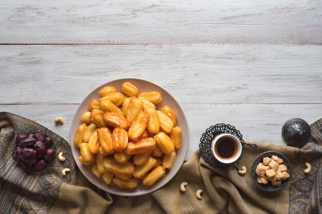 Dolci arabi Tulumba, celebrazione Eid Ramadan. Tulumba - Miele di spugna fritto imbevuto di sciroppo arabo.