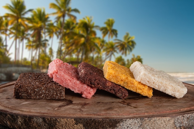 Dolci brasiliani con palme da cocco in sottofondo