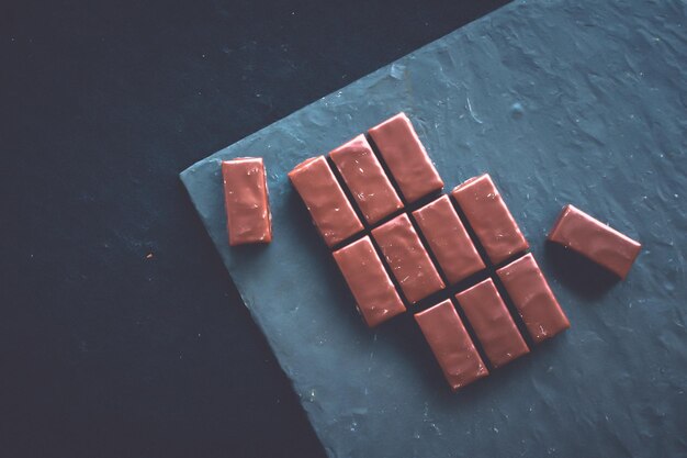 Dolci caramelle al cioccolato svizzere su un piano di pietra flatlay