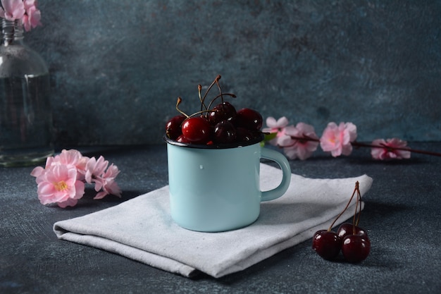 Dolci ciliegie rosse in tazza Dolce estivo