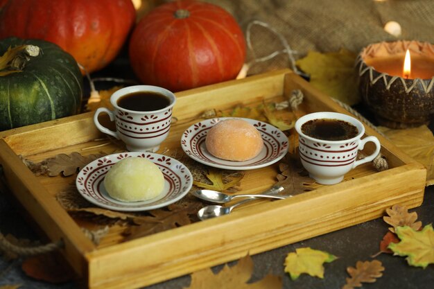 Dolci colorati giapponesi daifuku o mochi a fette Dolci vicino sul piatto con una tazza di caffè