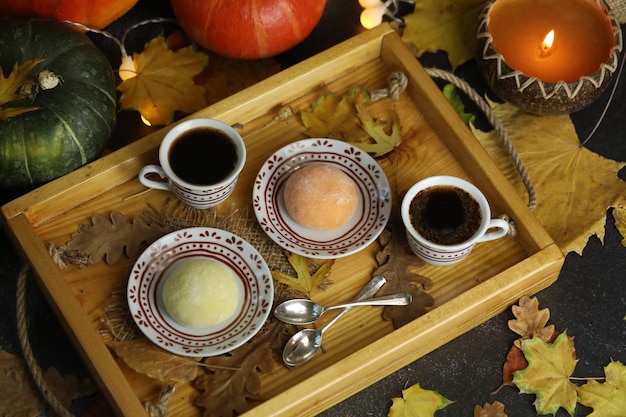 Dolci colorati giapponesi daifuku o mochi a fette Dolci vicino sul piatto con una tazza di caffè