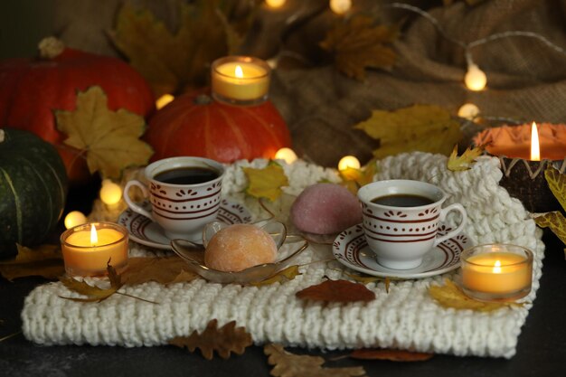 Dolci colorati giapponesi daifuku o mochi a fette Dolci vicino sul piatto con una tazza di caffè