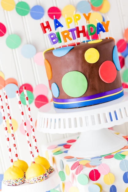 Dolci colorati per la celebrazione della festa di compleanno dei bambini.