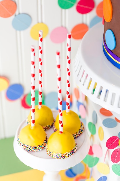 Dolci colorati per la celebrazione della festa di compleanno dei bambini.