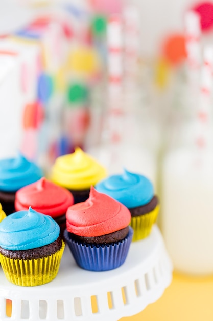 Dolci colorati per la celebrazione della festa di compleanno dei bambini.