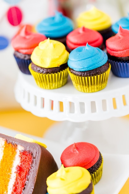 Dolci colorati per la celebrazione della festa di compleanno dei bambini.