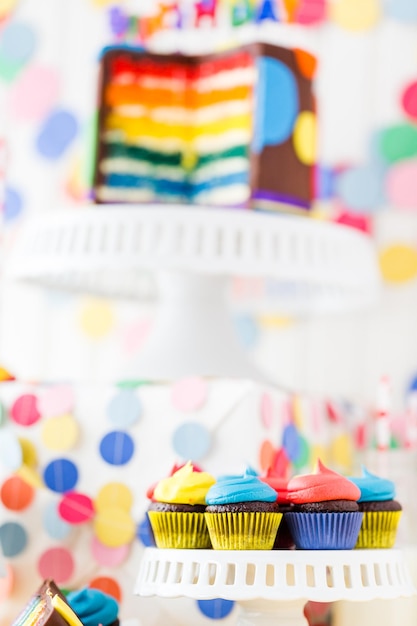 Dolci colorati per la celebrazione della festa di compleanno dei bambini.