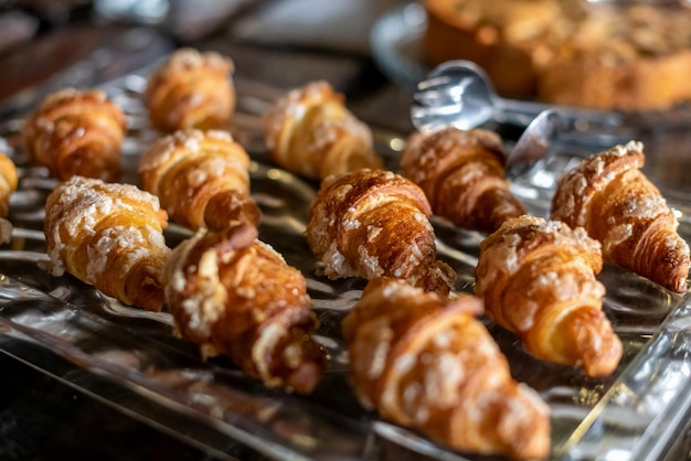 Dolci croissant freschi sul vassoio