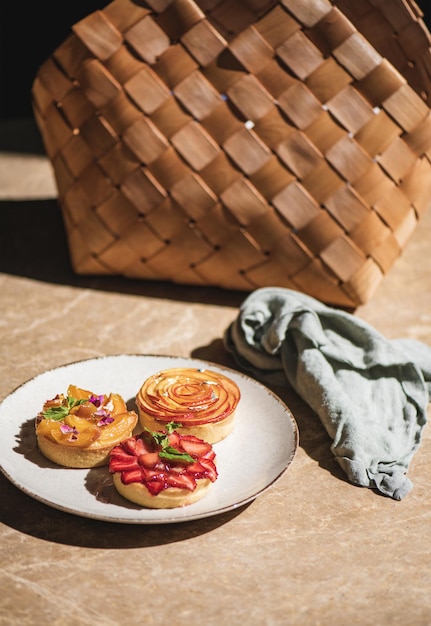 Dolci crostate fatte in casa con fragole, pesche e albicocche