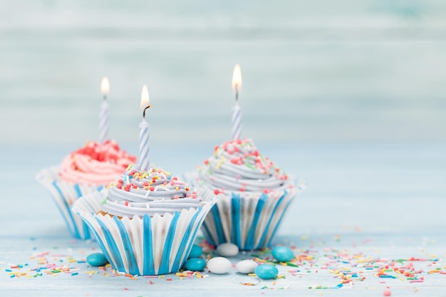 Dolci cupcakes con candele