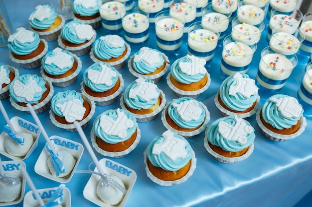 Dolci cupcakes e biscotti per i bambini per il compleanno