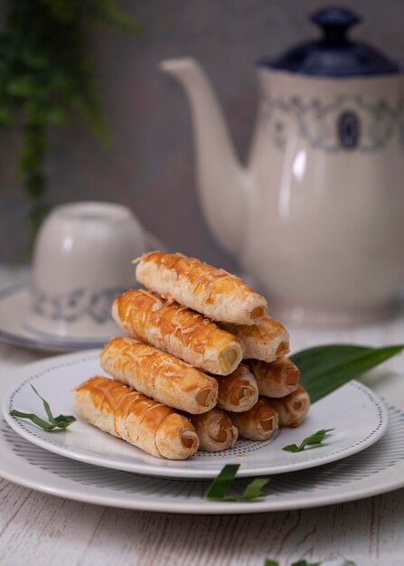 Dolci danesi al formaggio fatti in casa isolati su piastra bianca e sfondo bianco. Messa a fuoco selettiva. Vicino