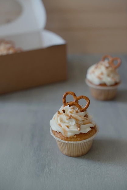 Dolci decorati con caramello e salatini