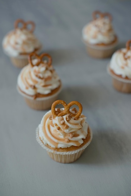 Dolci decorati con caramello e salatini