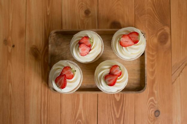 Dolci decorati con fragole sul tavolo