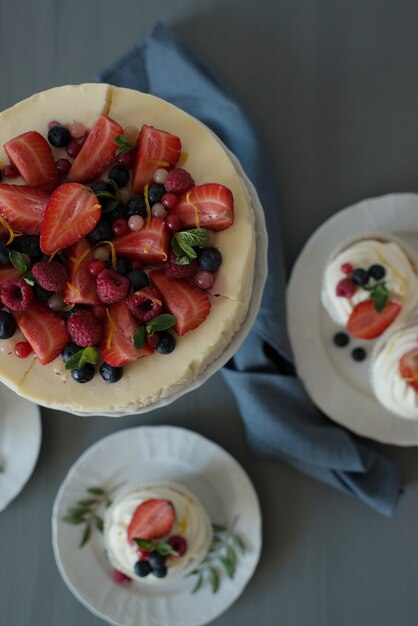 Dolci decorati con frutti di bosco su fondo di legno