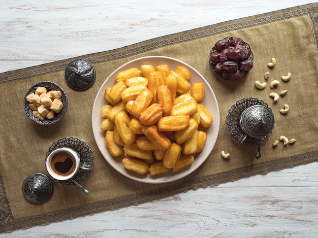 Dolci del Ramadan. Biscotti della festa islamica di El Fitr. Tulumba - miele di spugna fritto imbevuto di sciroppo arabo.