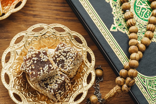 Dolci delizia turca su un piatto orientale di metallo
