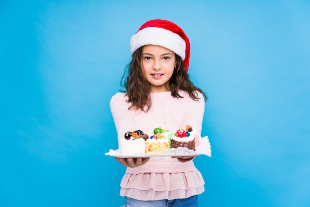 Dolci della tenuta della bambina che celebrano il giorno di Natale