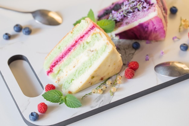 dolci di bacche su tavola di marmo su sfondo bianco