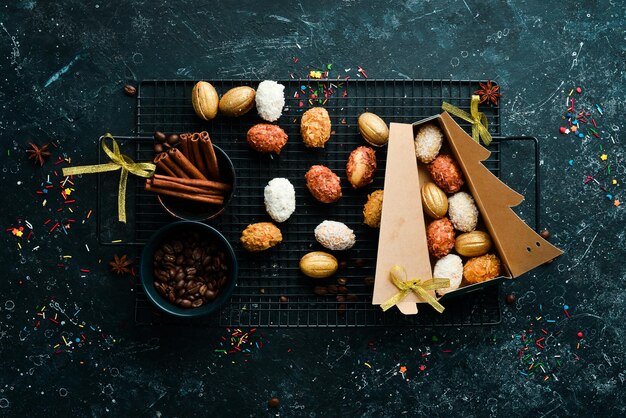 Dolci di Capodanno e Natale Biscotti a forma di noci con cioccolato, cocco e mandorle Vista dall'alto Barretta dolce