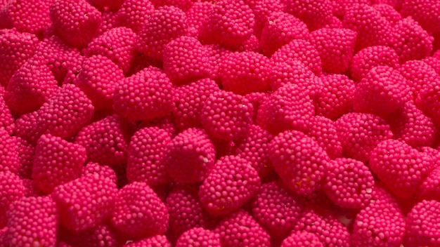 Dolci di gelatina rosa succosi isolati su bianco