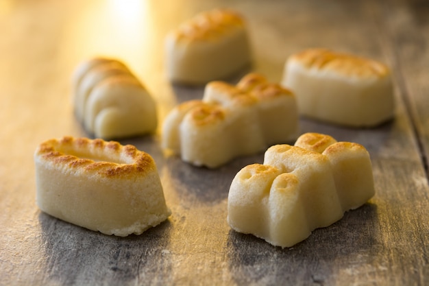 Dolci di marzapane di Natale sulla tavola di legno Dessert spagnolo tipico di natale