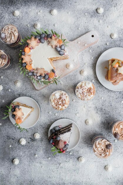 Dolci di Natale decorati con frutti di bosco sul tavolo