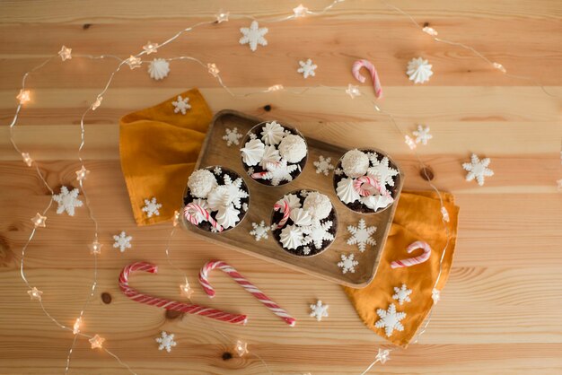 Dolci di Natale in una tazza su un tavolo di legno