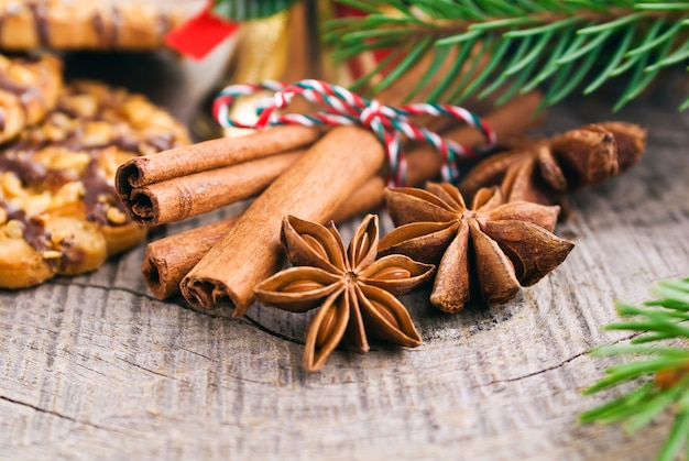 Dolci di Natale su legno marrone